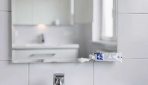 Pasta do zębów na lustrze w łazience: trik, który eliminuje parę na zawsze
