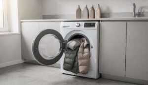 Pralka: ten jeden błąd przy praniu kurtek puchowych niszczy wypełnienie