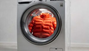 Dodaj 4 krople olejku do bębna pralki: puchówka będzie jak nowa, bez zbitego puchu