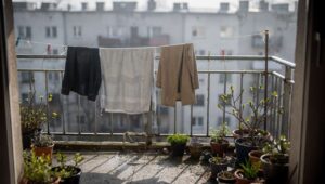 Suszenie prania na balkonie w marcu: ile stopni wystarczy według ekspertów?