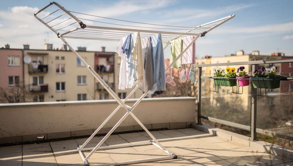 Biedronka, gazetka marcowa: ta suszarka za 39 zł podbija polskie balkony