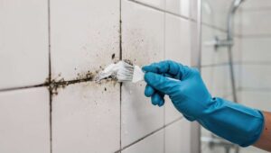 Pleśń na fugach po zimie? Wymieszaj te 2 składniki i przetrzyj — znika w 3 minuty