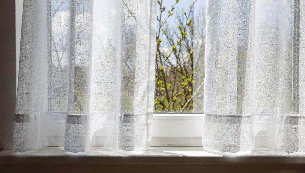 Zasłony w marcu: alergolodzy tłumaczą, dlaczego ich pranie przed sezonem pyłków jest kluczowe