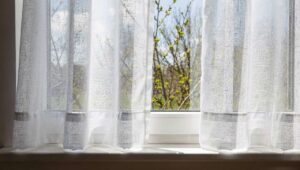 Zasłony w marcu: alergolodzy tłumaczą, dlaczego ich pranie przed sezonem pyłków jest kluczowe