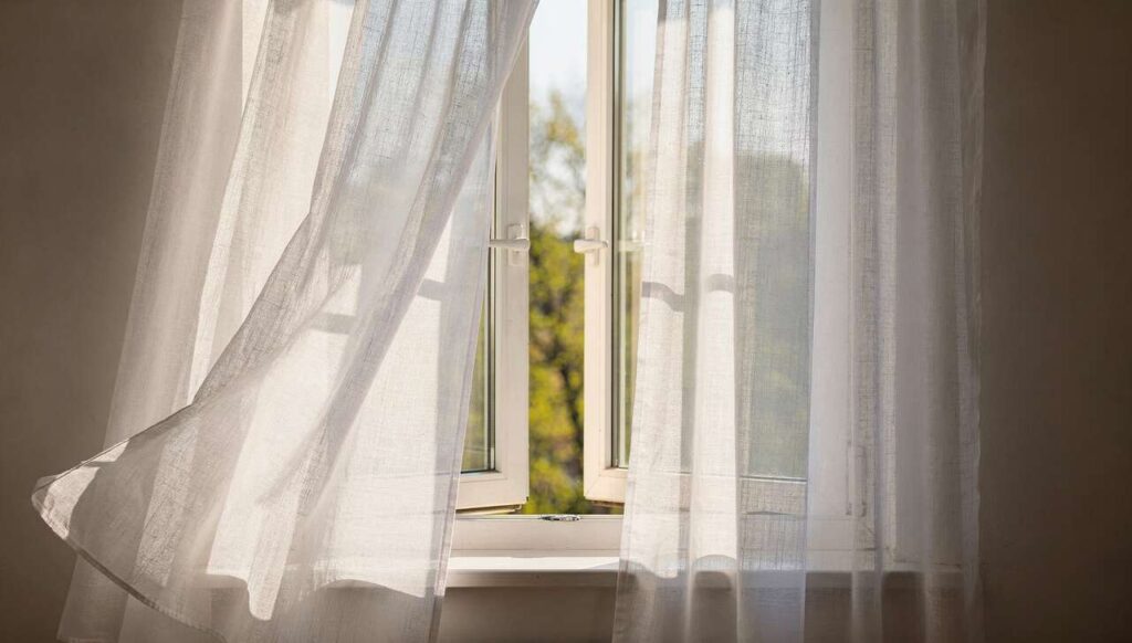 Pranie firan przed wiosną: jedna łyżka tego środka przywraca im śnieżną biel
