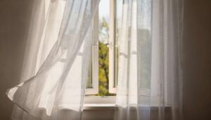 Pranie firan przed wiosną: jedna łyżka tego środka przywraca im śnieżną biel