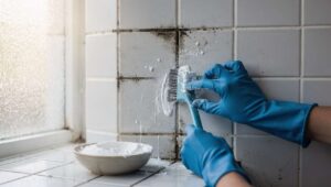 Pleśń w fugach po zimie: domowa mieszanka z sody i wody utlenionej usuwa ją w 20 minut