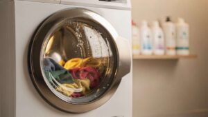 Czy pranie w 30 stopniach naprawdę czyści? Mikrobiolodzy z PAN podają zaskakujący wynik