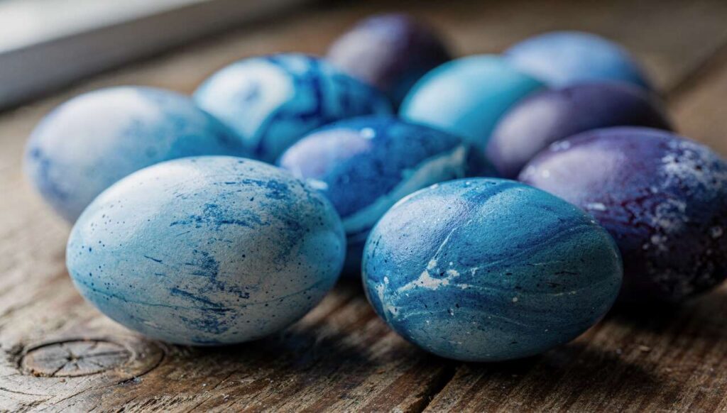 Wielkanocne jajka barwione w czerwonej kapuście: chemia z UJ tłumaczy, dlaczego kolor jest tak intensywny