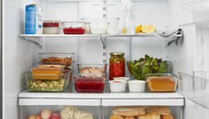 Lodówka po świętach: wytrzyj półki roztworem octu i sody, zapach zniknie w kwadrans