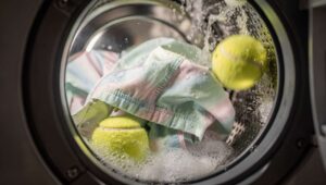 Pranie kurtki wiosennej: wrzuć 2 piłki tenisowe do bębna, a puch nie zrobi się w grudki